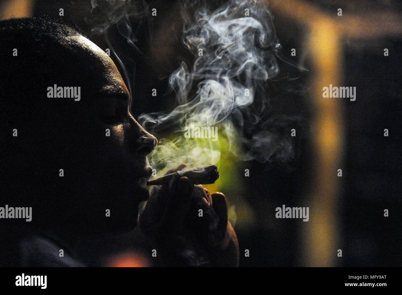 Rasta Rasta jamaïcain local fumeurs de marijuana spiff fumée commun caraïbes mauvaises herbes antilles Jamaïque Banque D'Images