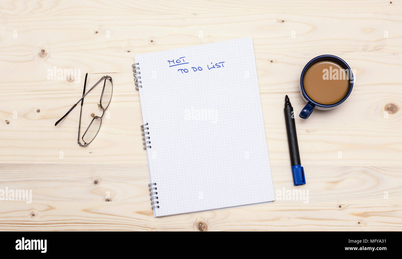De ne pas faire vérifier liste sur fond bois inscription motivation modèle, tasse de café Banque D'Images