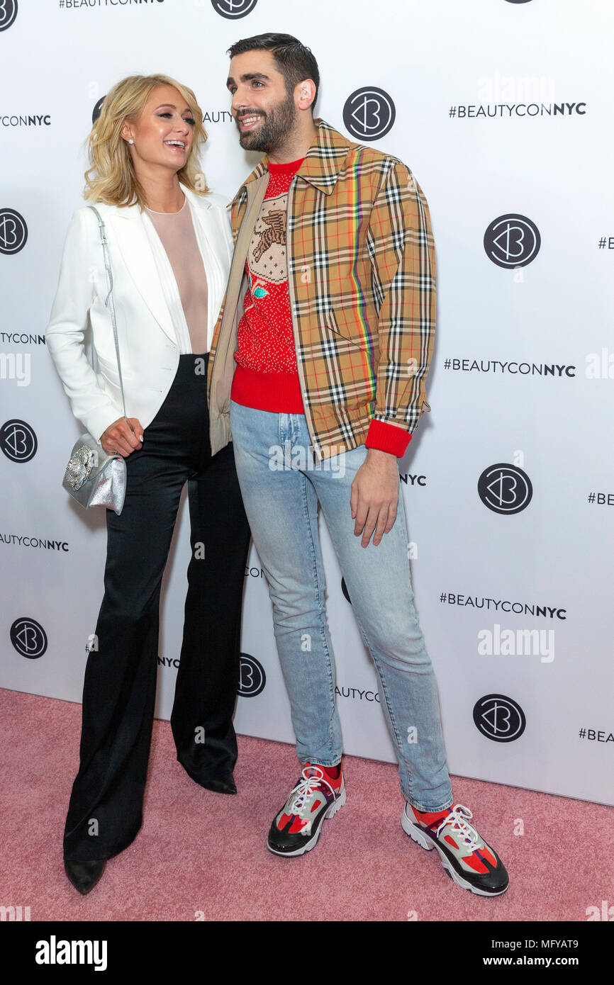 NEW YORK, NY - 21 avril : Paris Hilton et Phillip Picardi assiste à Beautycon NYC 2018 Festival - jour 1 chez Jacob Javits Center le 21 avril 2018 dans Nouvelles Banque D'Images