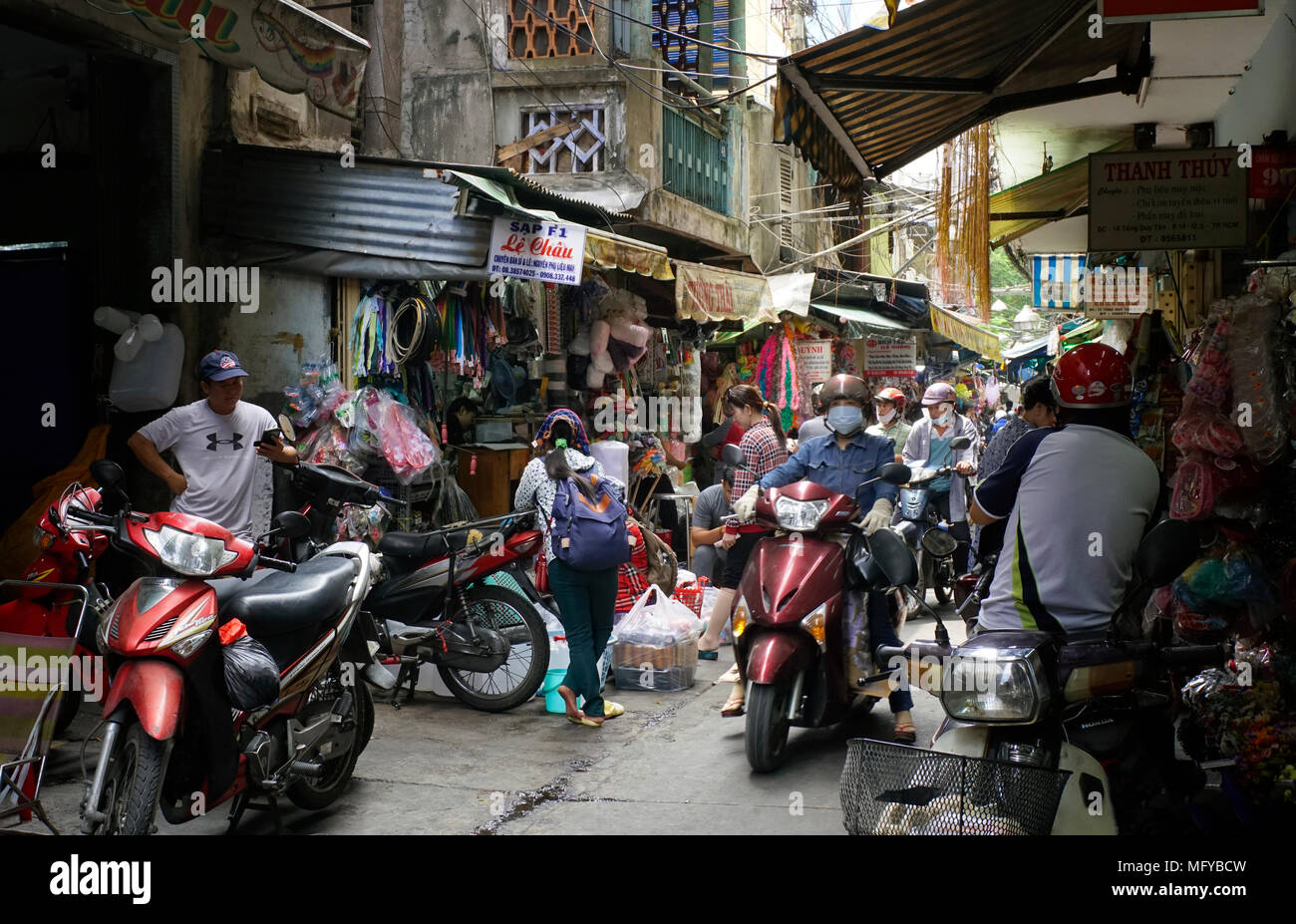 Duong Tong Duy Tan street dans le marché des tissus Lam Kinh Soai, Chinatown, Ho Chi Minh City Saigon, Vietnam ; Banque D'Images