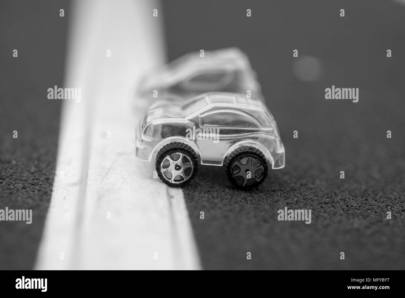 Noir et blanc en plastique transparent petites voitures sur ligne de départ Banque D'Images