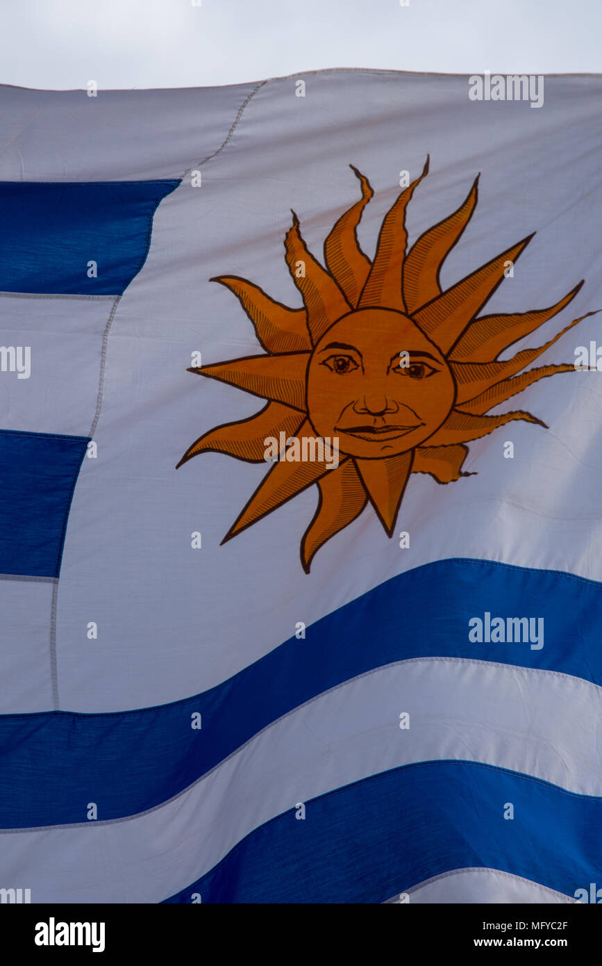Drapeau national de l'Uruguay dans le vent avec ciel bleu en arrière-plan Banque D'Images