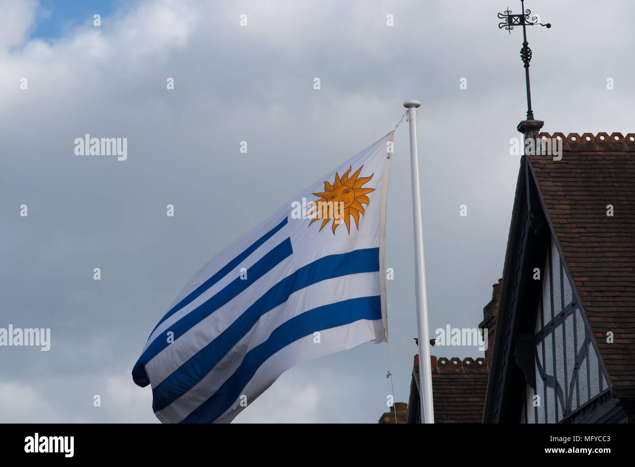 Close up de drapeau national de l'Uruguay dans le vent avec ciel bleu en arrière-plan Banque D'Images