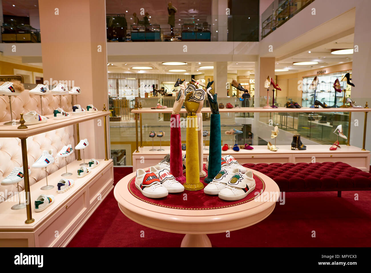 ROME, ITALIE - circa 2017, novembre : chaussures Gucci sur l'affichage à un  deuxième flagship store de Rinascente à Rome Photo Stock - Alamy