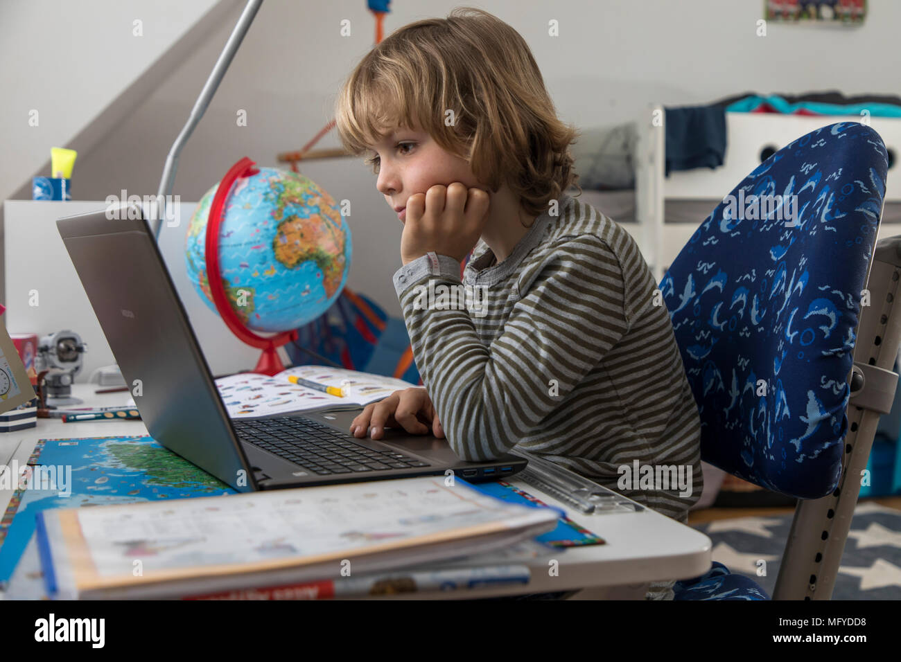 Garçon, école primaire, 8 ans, apprend à l'école à la maison, devoirs, n'utilise un ordinateur portable pour l'apprentissage, Banque D'Images
