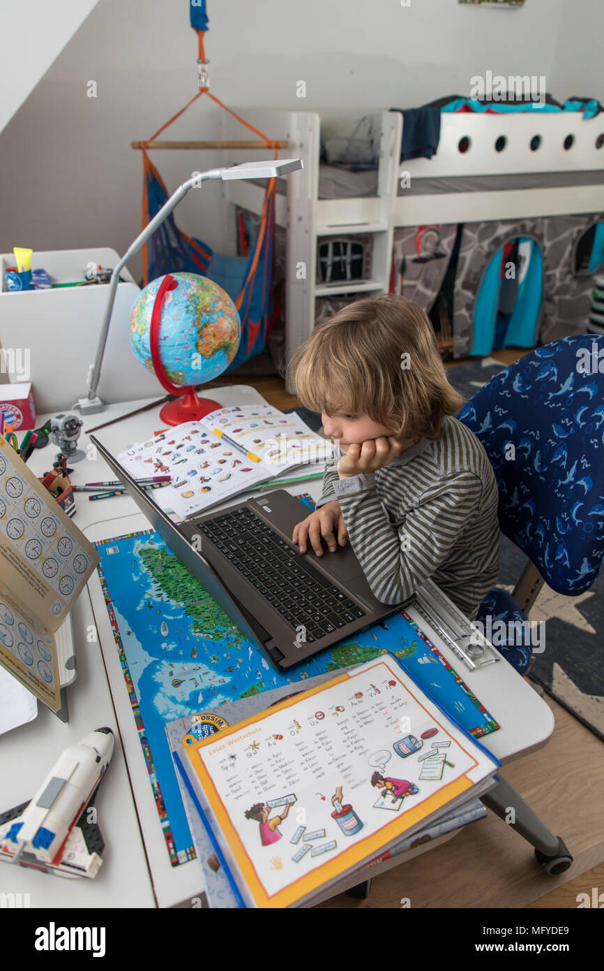 Garçon, école primaire, 8 ans, apprend à l'école à la maison, devoirs, n'utilise un ordinateur portable pour l'apprentissage, Banque D'Images
