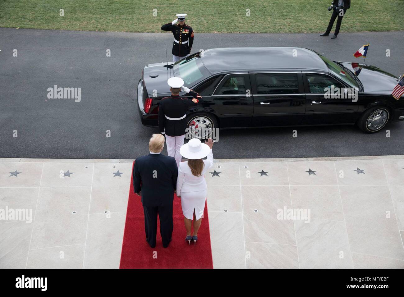 Le Président américain Donald Trump et la Première Dame Melania Trump bienvenue Président français Emmanuel Macron et sa femme Brigitte macron sur l'arrivée sur la pelouse Sud de la visite d'État à la Maison Blanche le 24 avril 2018 à Washington, DC. Banque D'Images