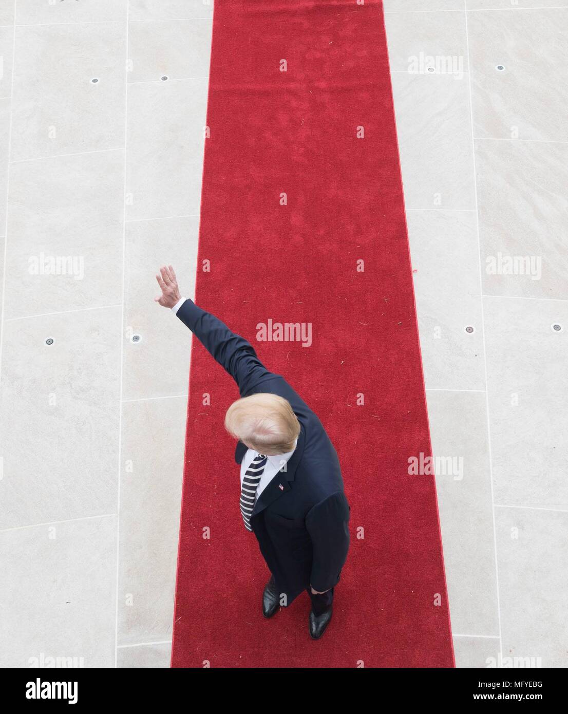 Le Président américain Donald Trump vagues pour les clients lorsqu'il entrera dans la Maison Blanche après avoir salué le président français Emmanuel Macron et sa femme Brigitte macron sur l'arrivée sur la pelouse Sud de la visite d'État à la Maison Blanche le 24 avril 2018 à Washington, DC. Banque D'Images