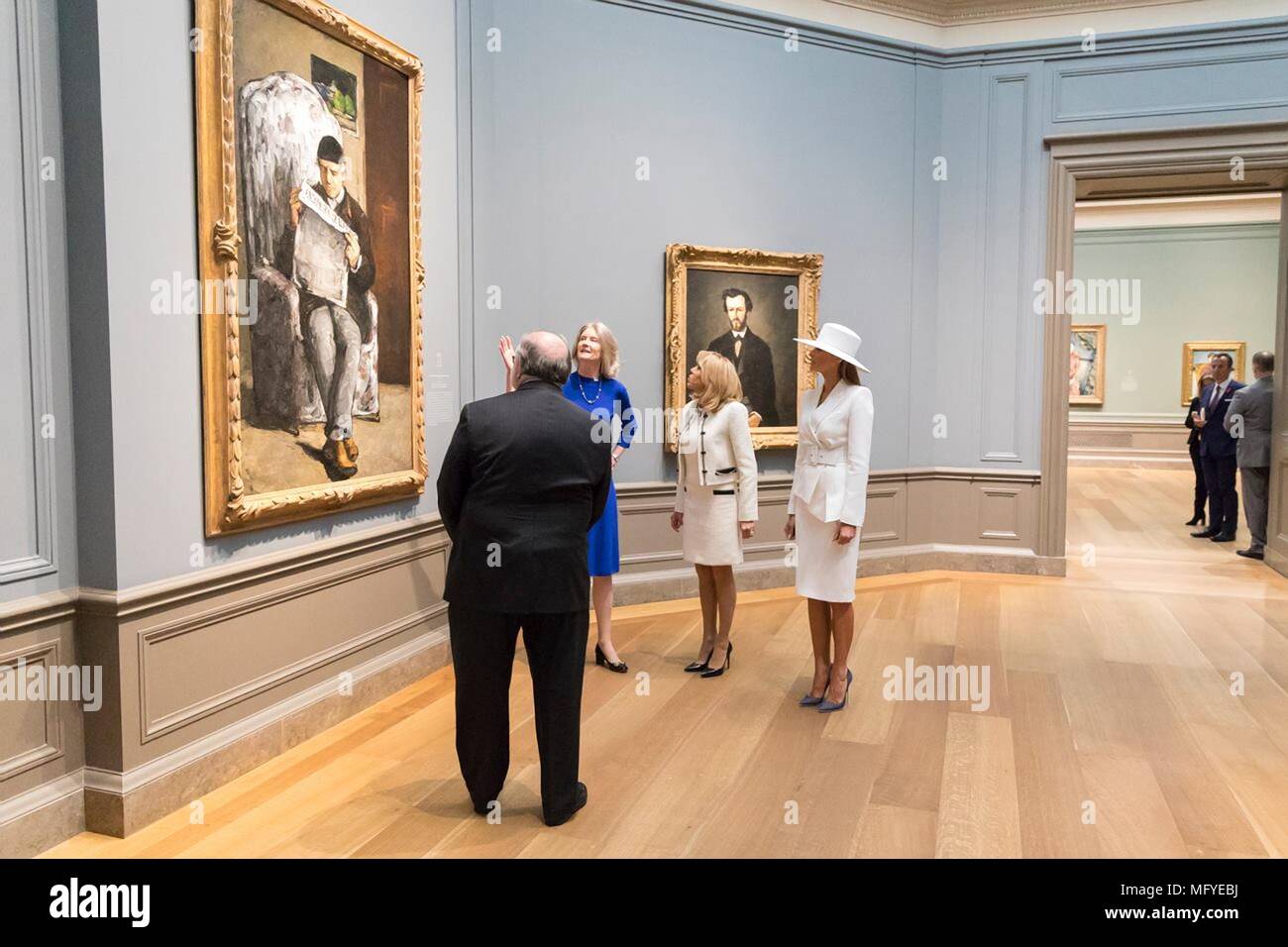 Première Dame des États-Unis Melania Trump, droite, et Brigitte Macron, épouse du Président français, Emmanuel Macron voir tableaux de Paul Cézanne avec posent avec galerie d'Art Nationale conservatrice Mary Morton, centre, et le directeur adjoint Frank Kelly, gauche, 24 avril 2018 à Washington, DC. Les premières dames ont visité une exposition de 60 portraits réalisés par le peintre post-impressionniste français Paul Cézanne. Banque D'Images