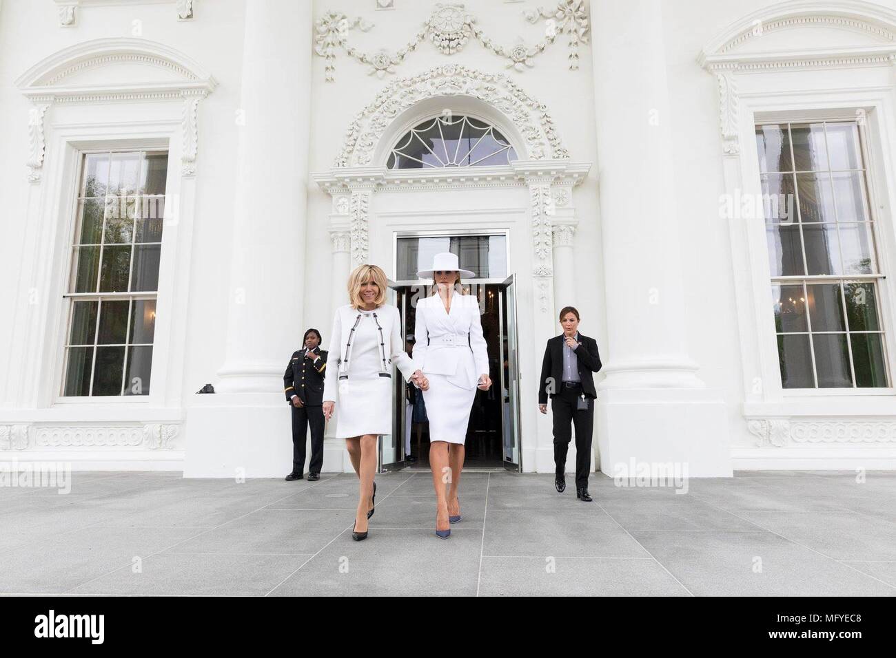 Première Dame des États-Unis Melania Trump marche main dans la main avec Brigitte Macron, épouse du Président français, Emmanuel macron sur la pelouse Sud de la visite d'État arrivée cérémonie à la Maison Blanche le 24 avril 2018 à Washington, DC. Banque D'Images