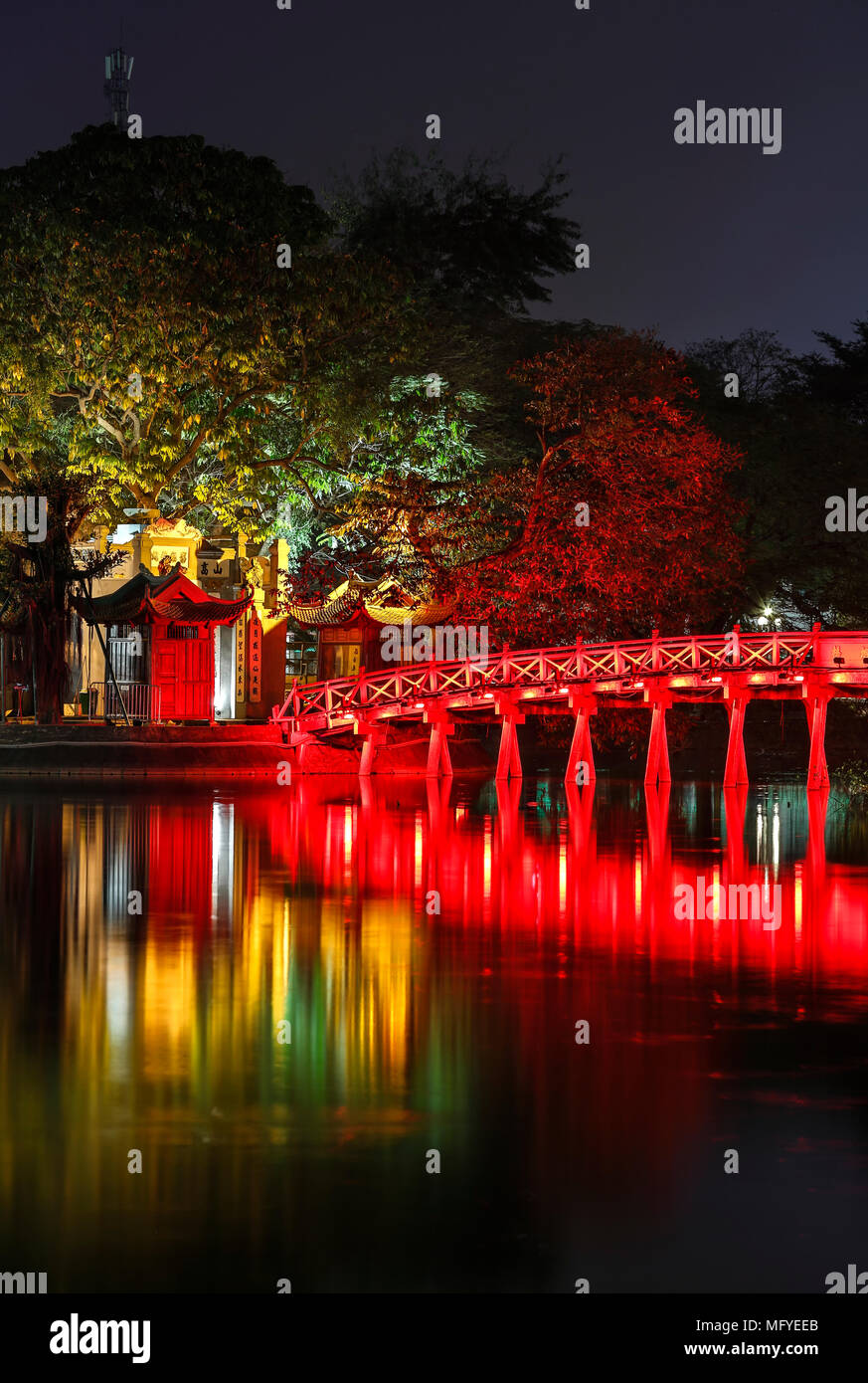 Pont Rouge réfléchissant sur l'eau, du Temple Ngoc Son (Temple de la montagne de jade), le lac Hoan Kiem, vieux quartier, Hanoï, Vietnam Banque D'Images