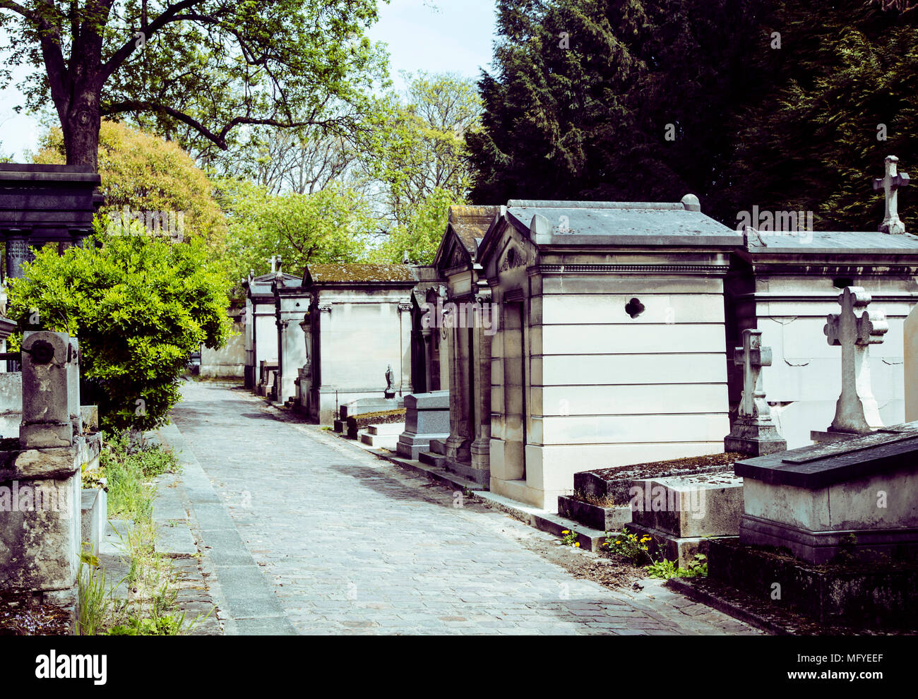 Les pierres tombales du cimetière en style gothique, au crépuscule de l'été traverse nobo Banque D'Images