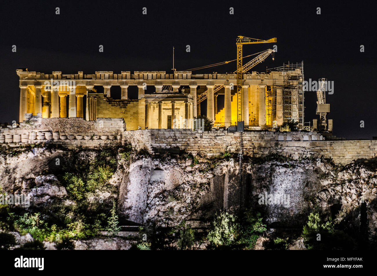 Close-up du Parthénon illuminé et la colline de l'Acropole, Athènes, Grèce Banque D'Images