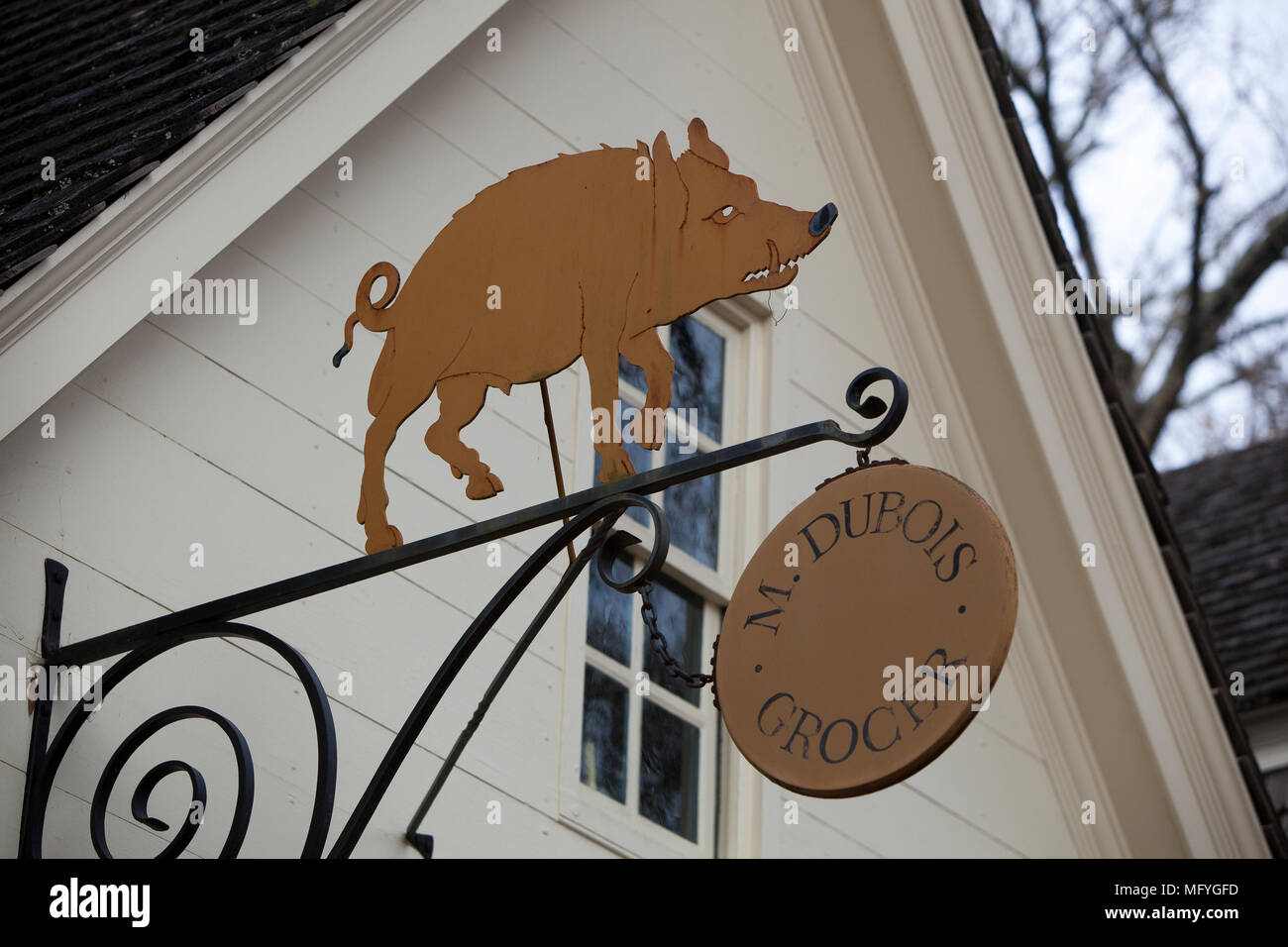 Panneau indiquant un cochon en face de la porte de l'épicerie dans la ville coloniale de Williamsburg en Virginie Banque D'Images