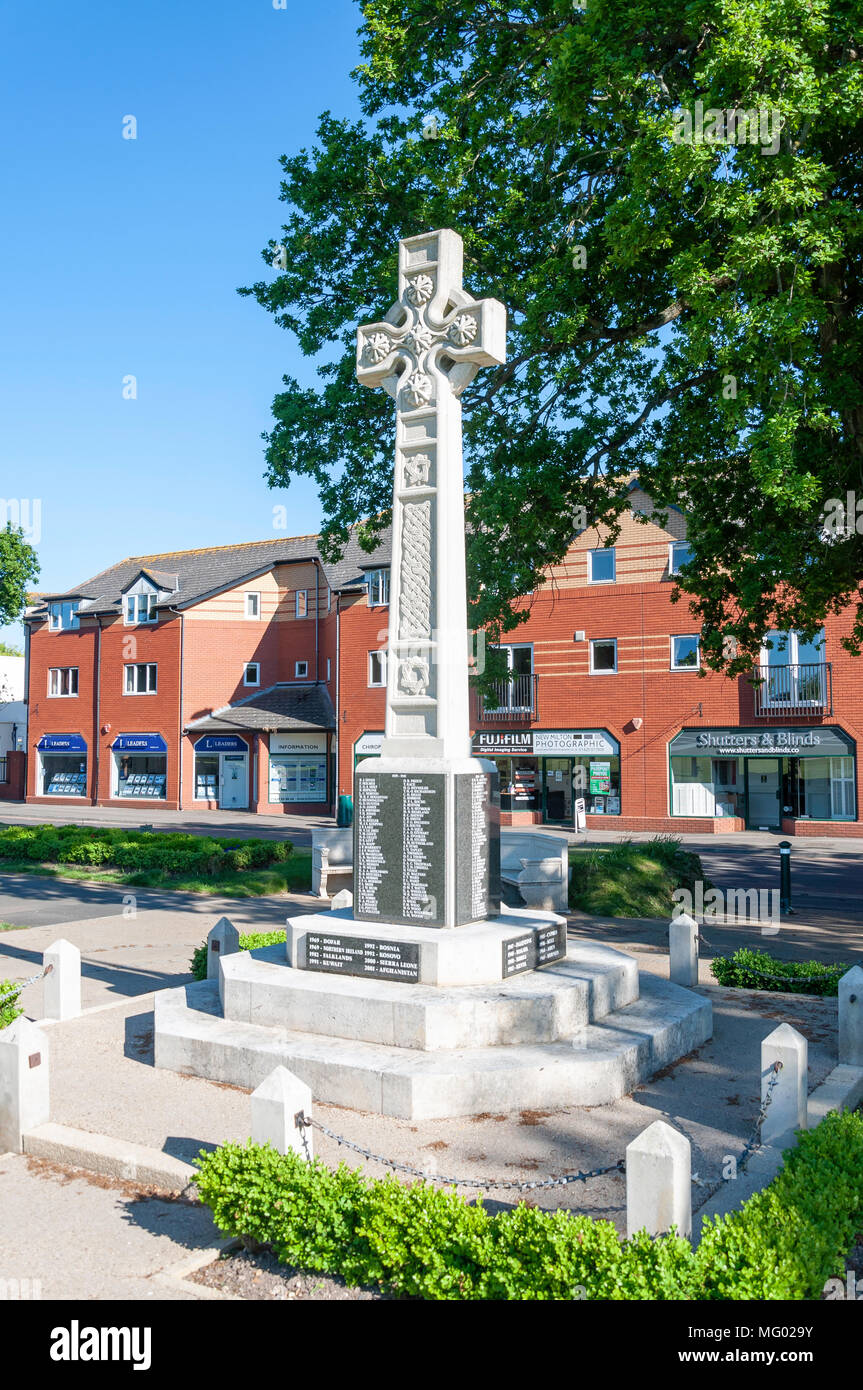 Croix celtique War Memorial à New Milton War Memorial Recreation Ground, Ashley Road, New Milton, Hampshire, Angleterre, Royaume-Uni Banque D'Images