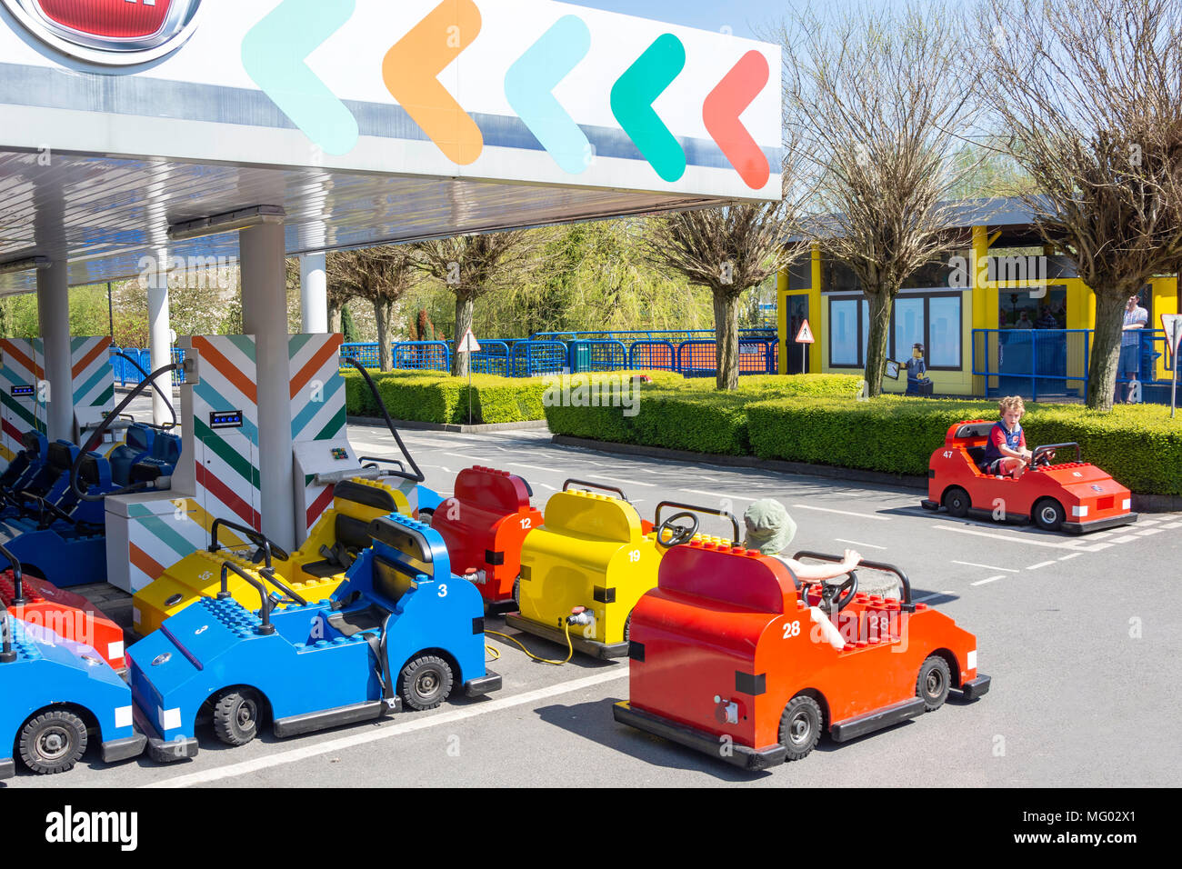 Les jeunes enfants en voiture à l'école de conduite de la ville Lego, Legoland Windsor Resort, Windsor, Berkshire, Angleterre, Royaume-Uni Banque D'Images