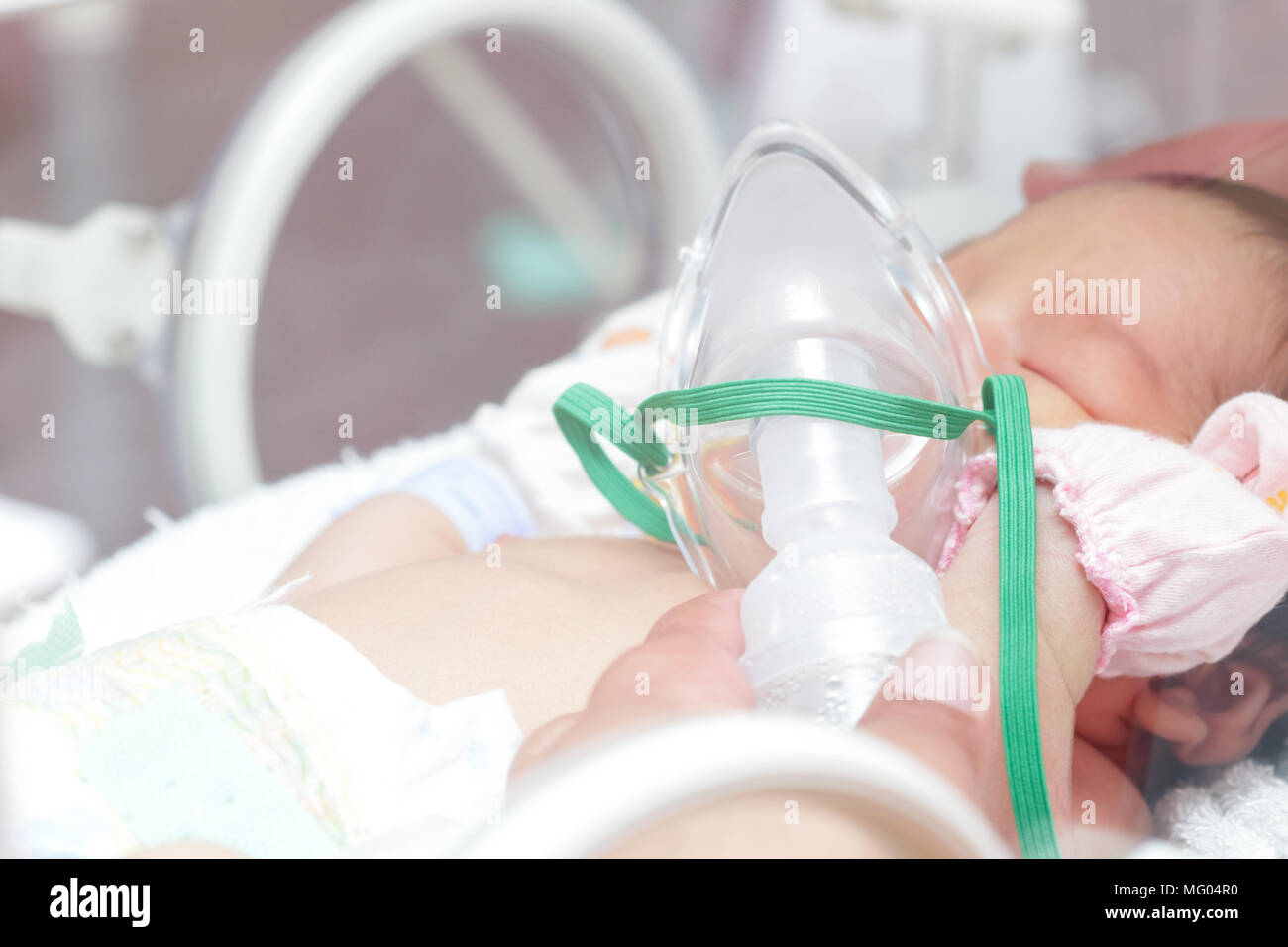 Bébé nouveau-né avec le nébulisateur à l'hôpital Photo Stock - Alamy