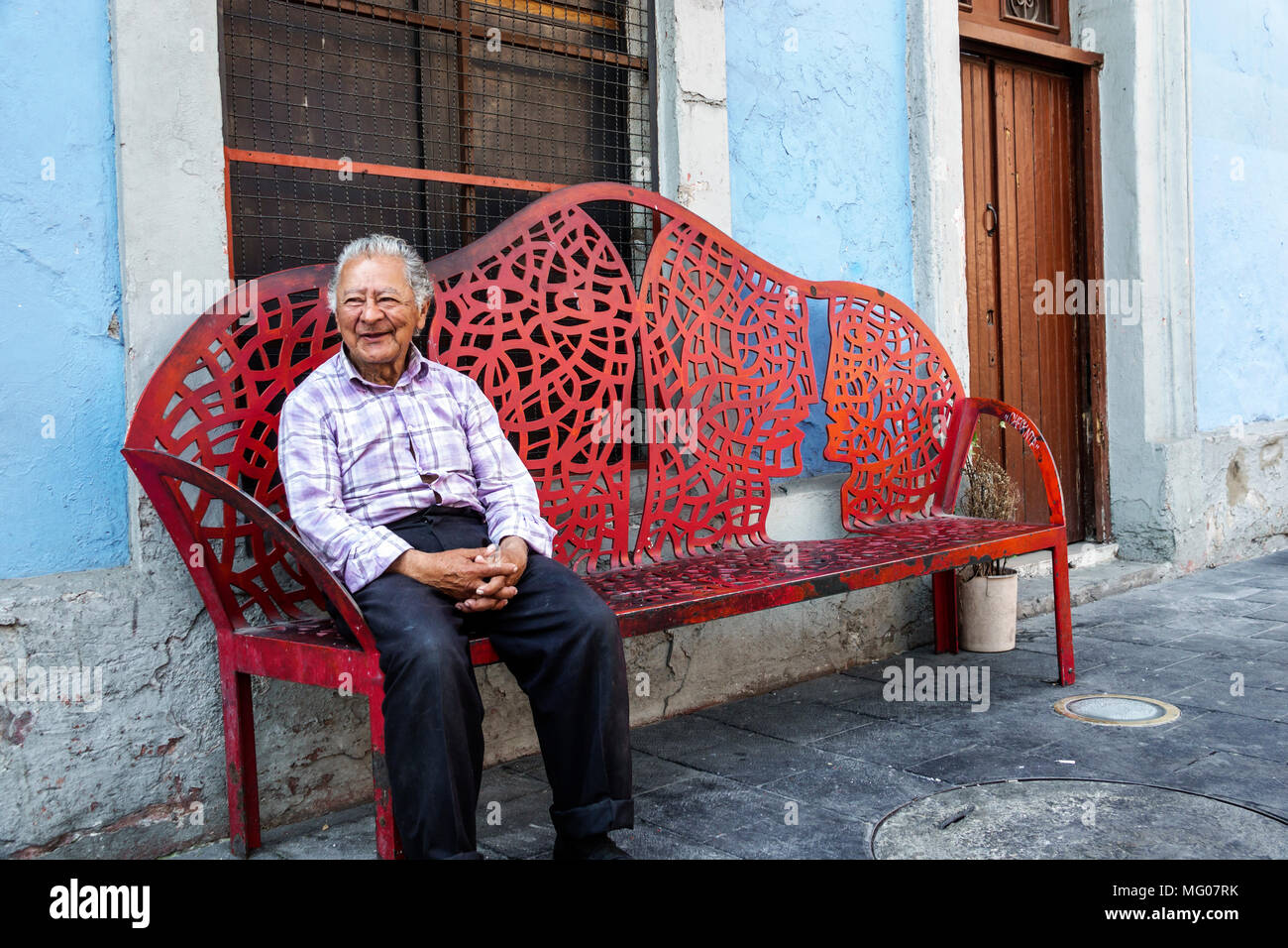 Mexico, mexicain, hispanique, centre historique, Calle Regina, rue piétonne, homme hommes, seniors citoyens, assis, banc métallique MX Banque D'Images