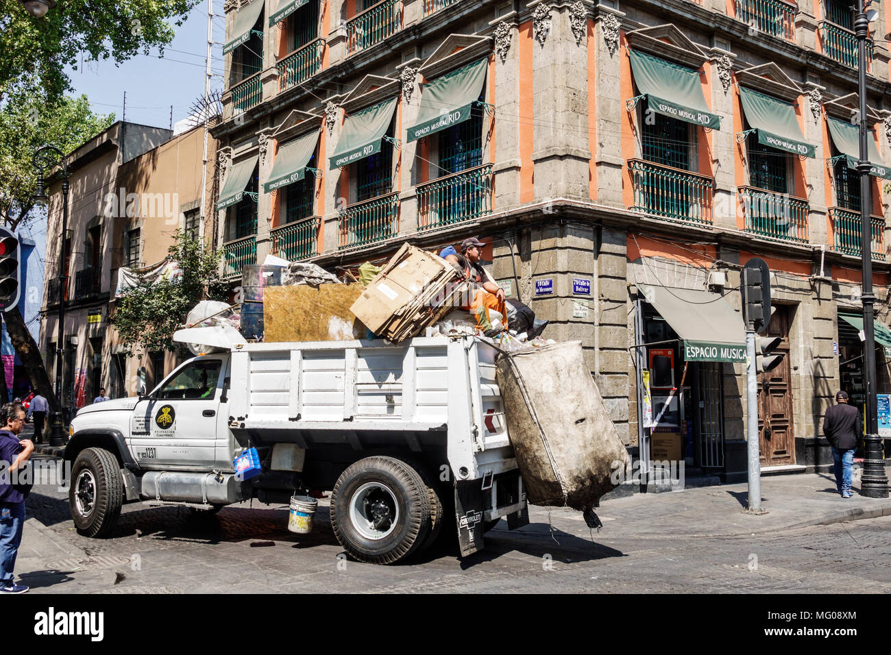 Mexico, mexicain, hispanique, centre historique, Calle Bolivar, collecte des déchets, camion à ordures, homme hommes, travailleur sanitaire, virage M Banque D'Images