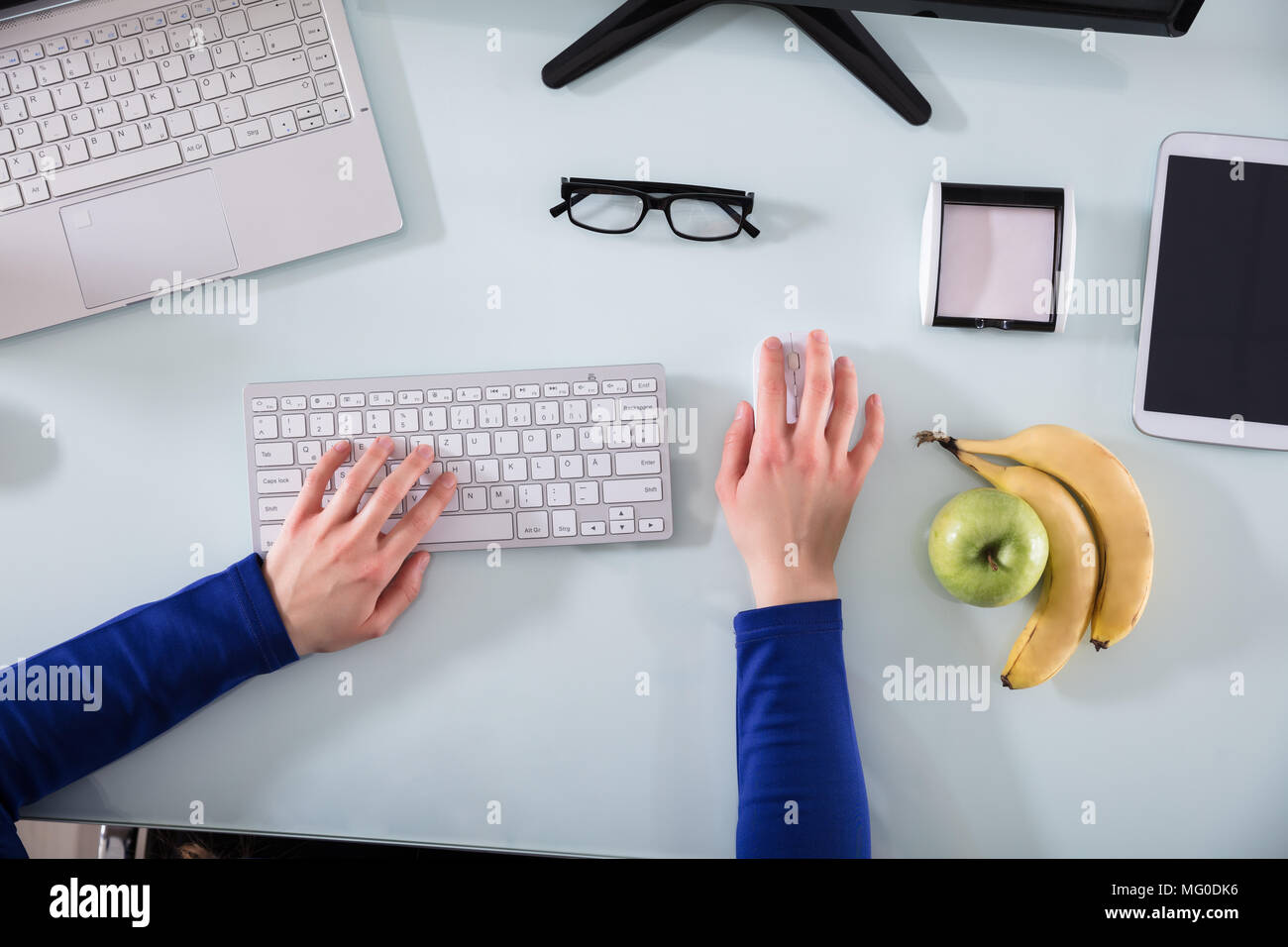 Portrait de la main d'affaires travaillant sur un clavier d'ordinateur avec fruits frais sur 24 Banque D'Images