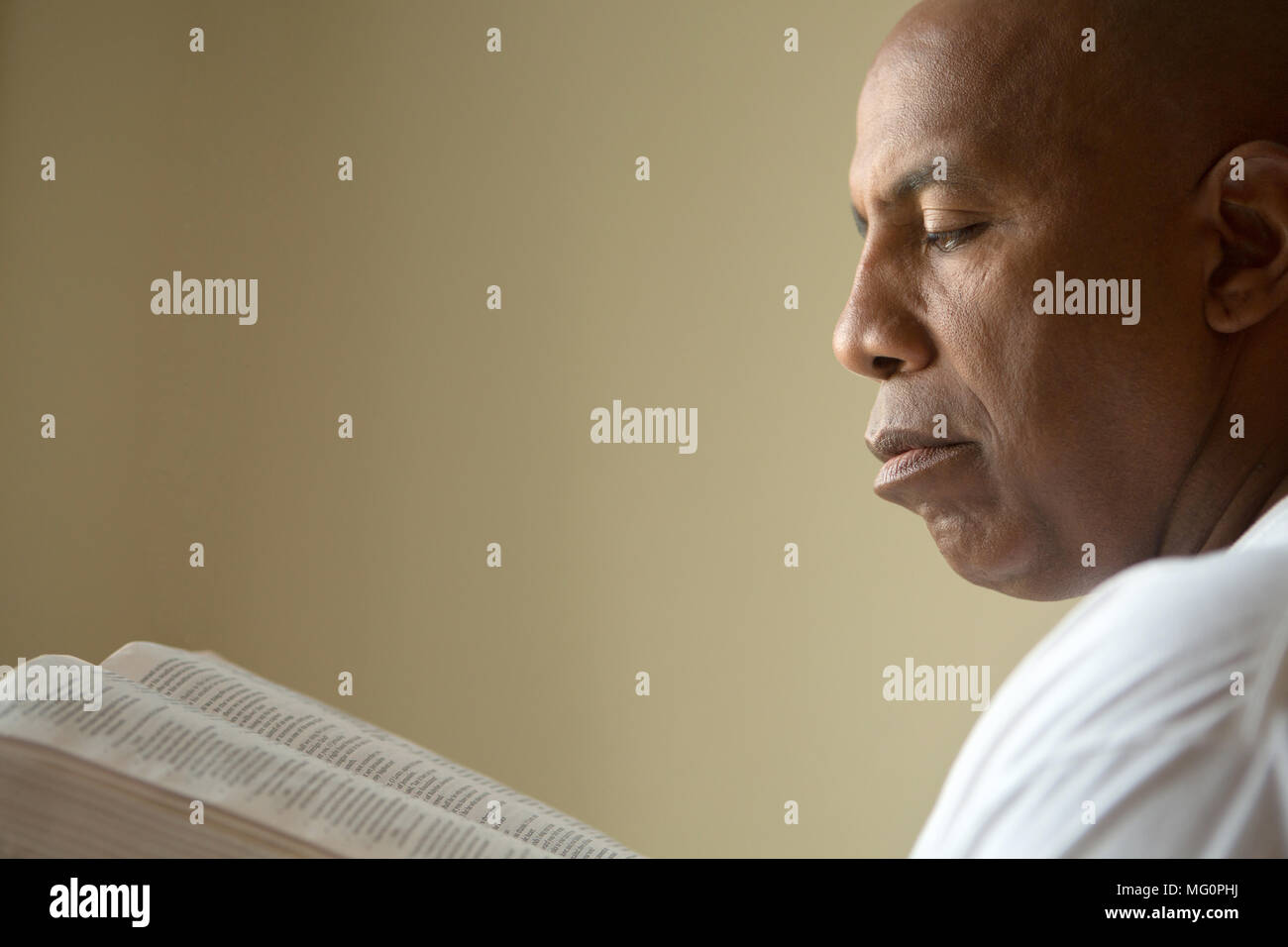 African American man en réflexion et de votre lecture. Banque D'Images