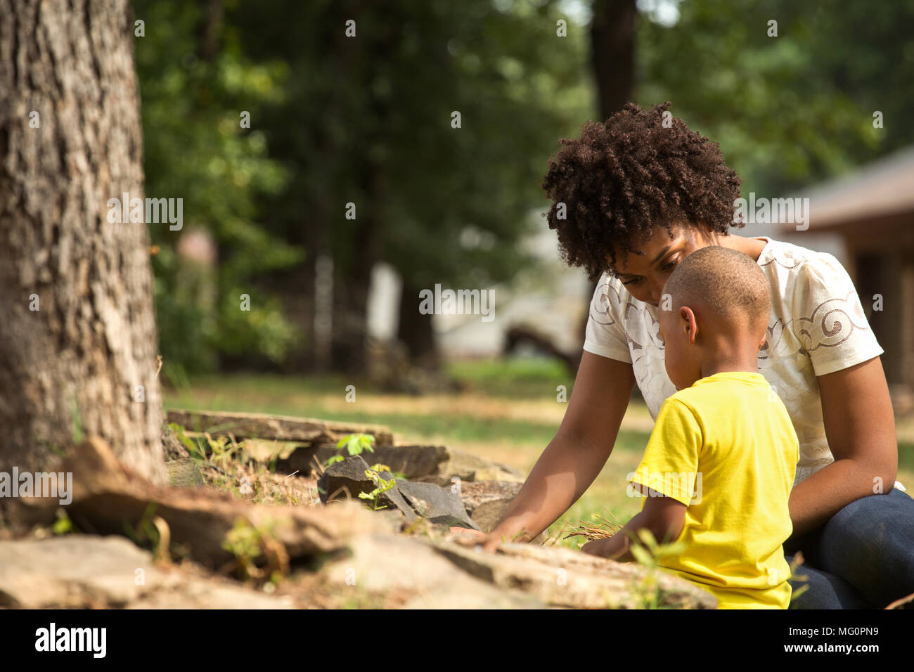 African American mother jouant avec son fils. Banque D'Images