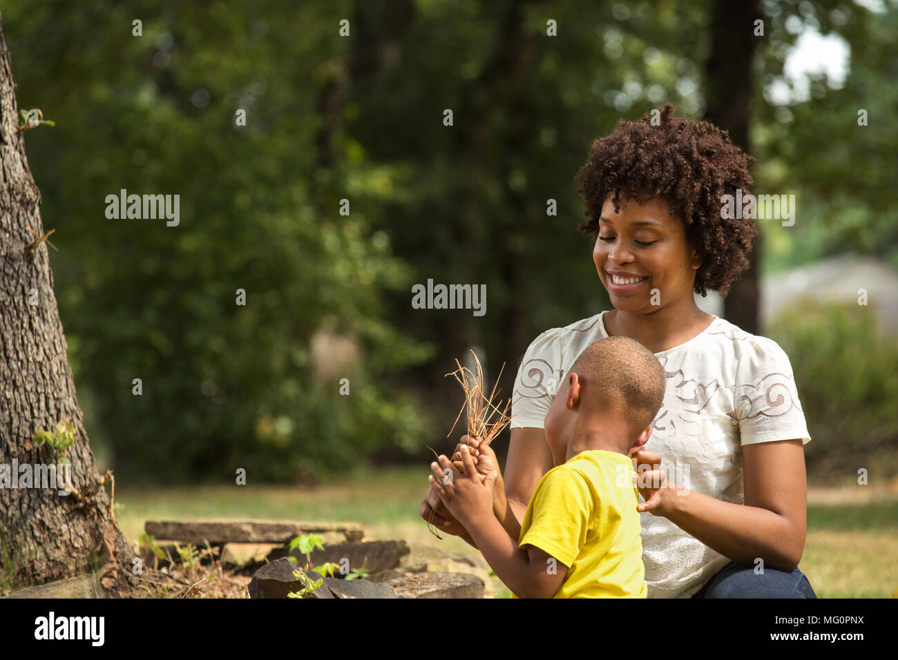 African American mother jouant avec son fils. Banque D'Images