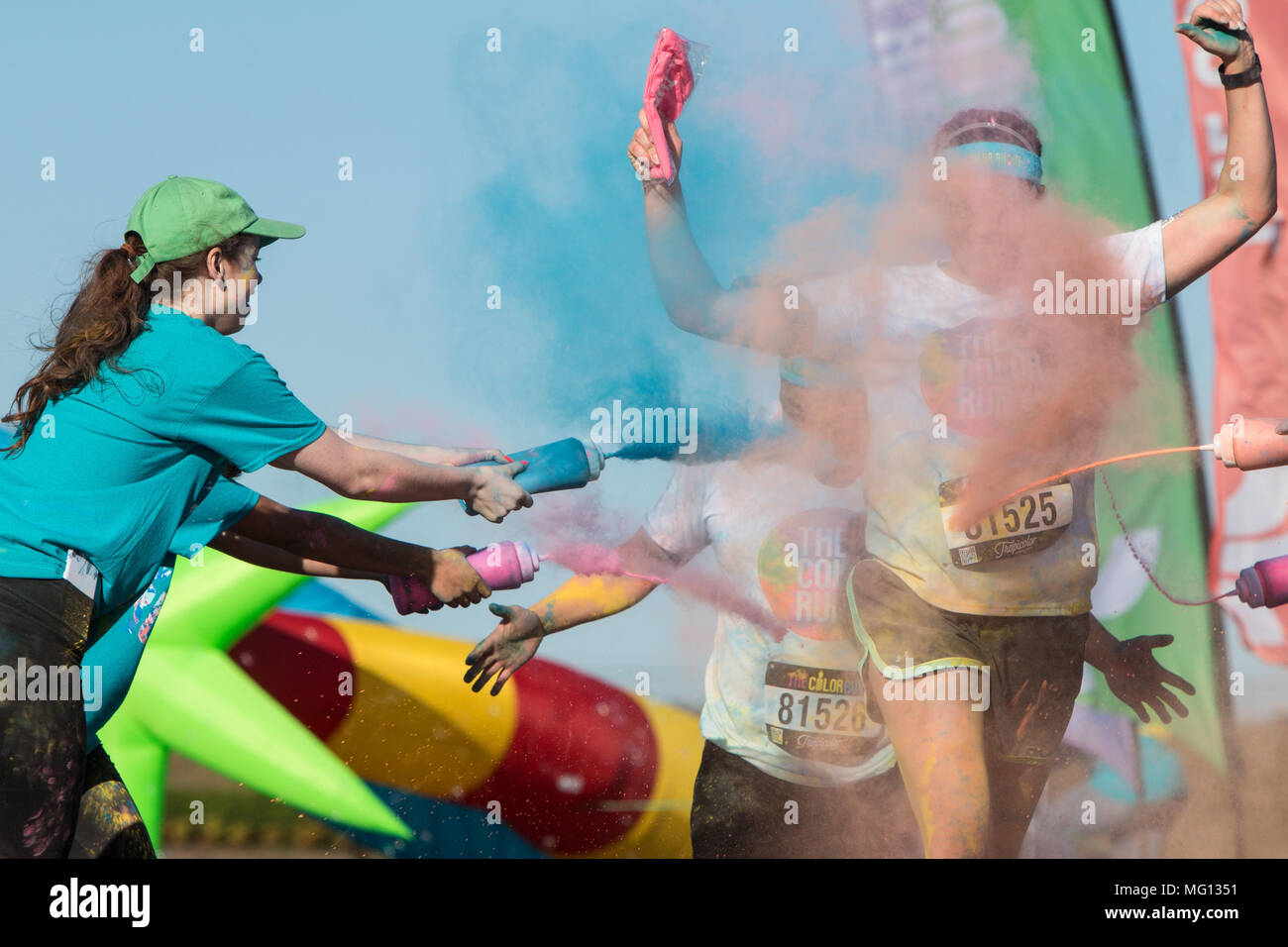 Les bénévoles d'éteindre avec de l'amidon de maïs de couleur à la Color Run le 2 avril 2016 à Hampton, GA. Banque D'Images