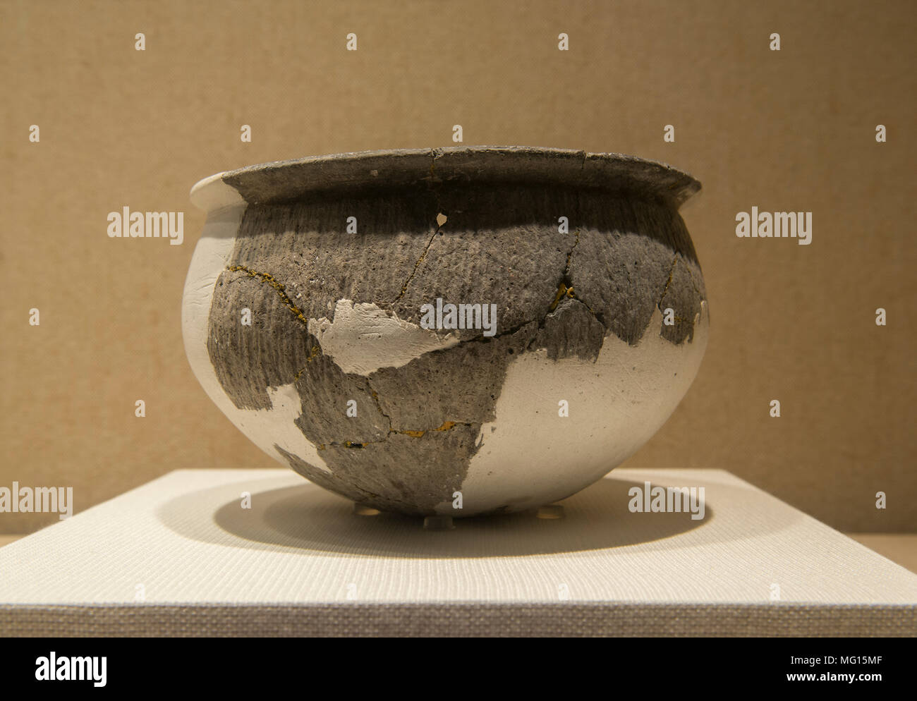 Une poterie Fu ou pot de la Culture Kuahuqiao dans Zhejiang Museum à Hangzhou, Chine. Banque D'Images