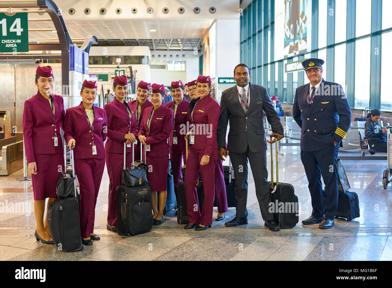 Qatar airways women Banque de photographies et d'images à haute résolution  - Alamy