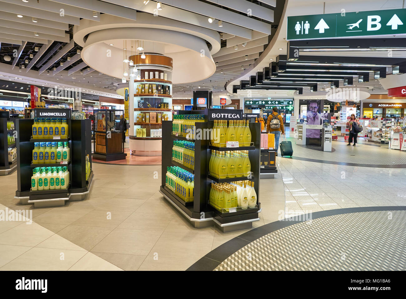 MILAN MALPENSA, ITALIE - circa 2017, novembre : marchandises sur l'affichage à l'aéroport de Milan-Malpensa. Banque D'Images