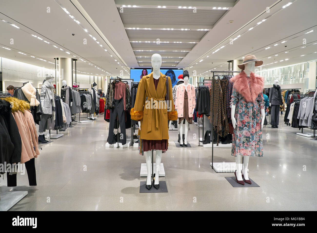 MILAN MALPENSA, ITALIE - circa 2017, novembre : les vêtements sur  l'affichage à Zara shop à Milan-Malpensa Airport Terminal 1 Photo Stock -  Alamy