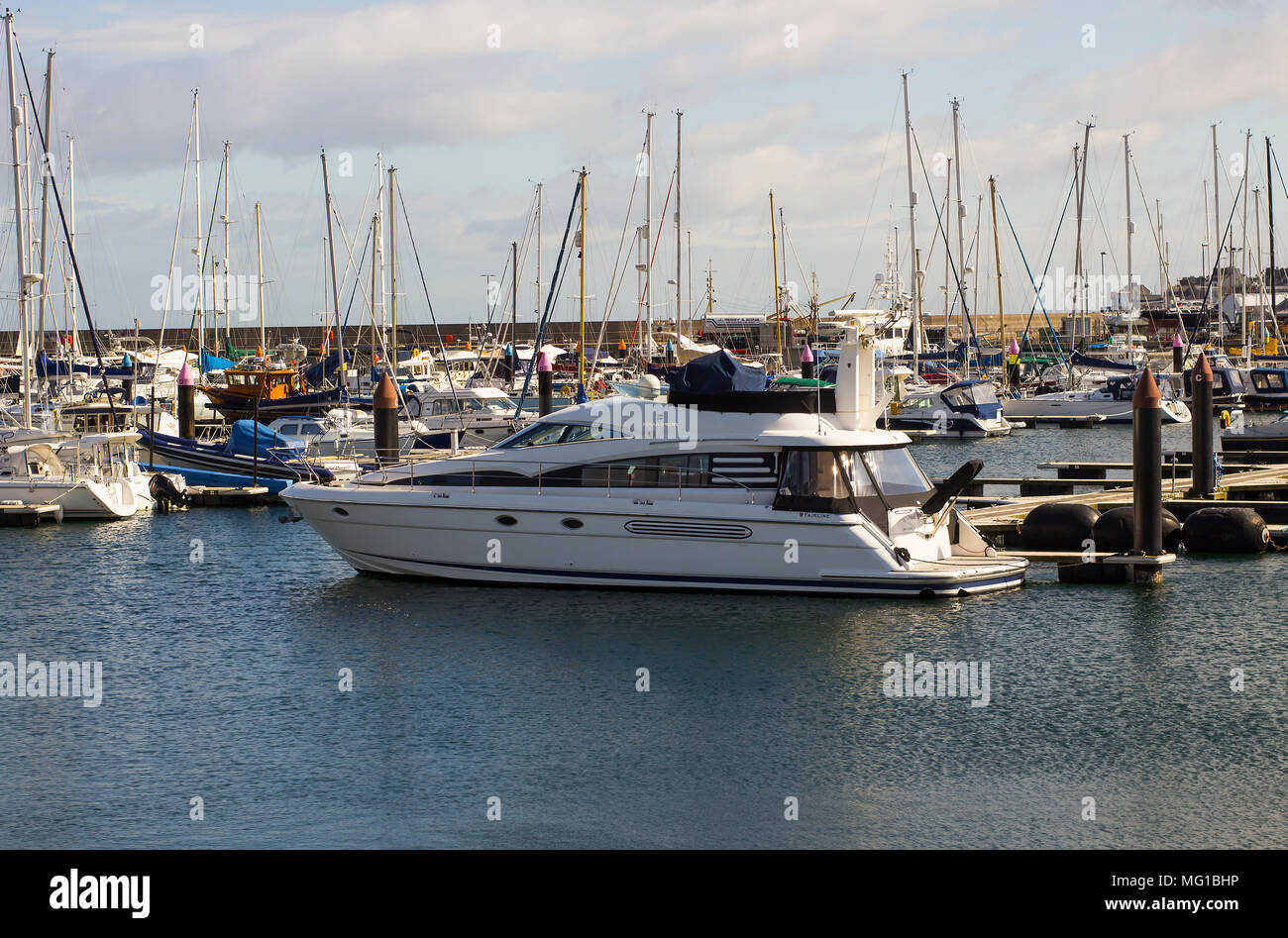 26 avril 2018 un luxe power cruiser amarré à la marina moderne à Bangor comté de Down en Irlande du Nord par un beau matin de printemps et calme Banque D'Images