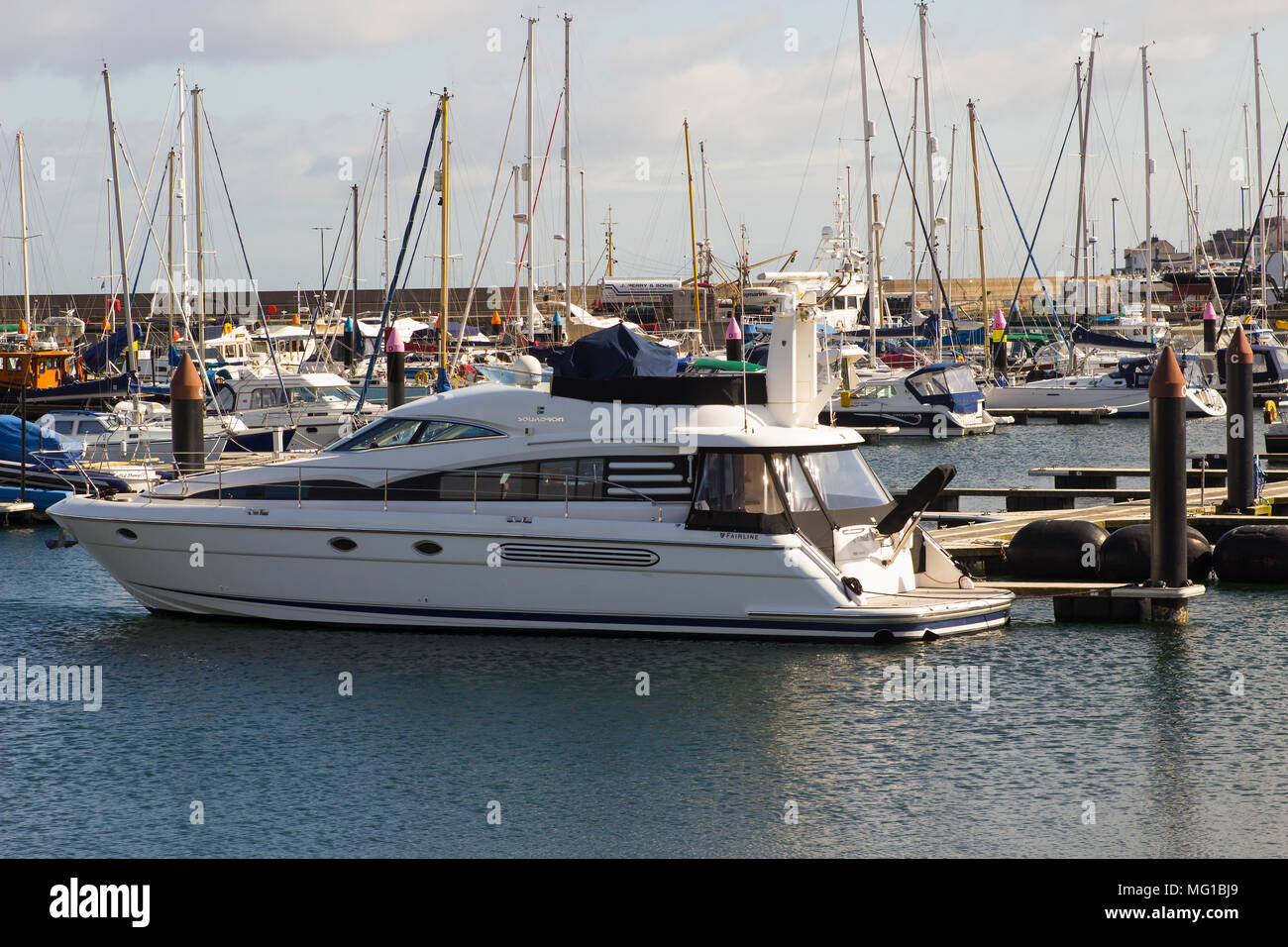 26 avril 2018 un luxe power cruiser amarré à la marina moderne à Bangor comté de Down en Irlande du Nord par un beau matin de printemps et calme Banque D'Images