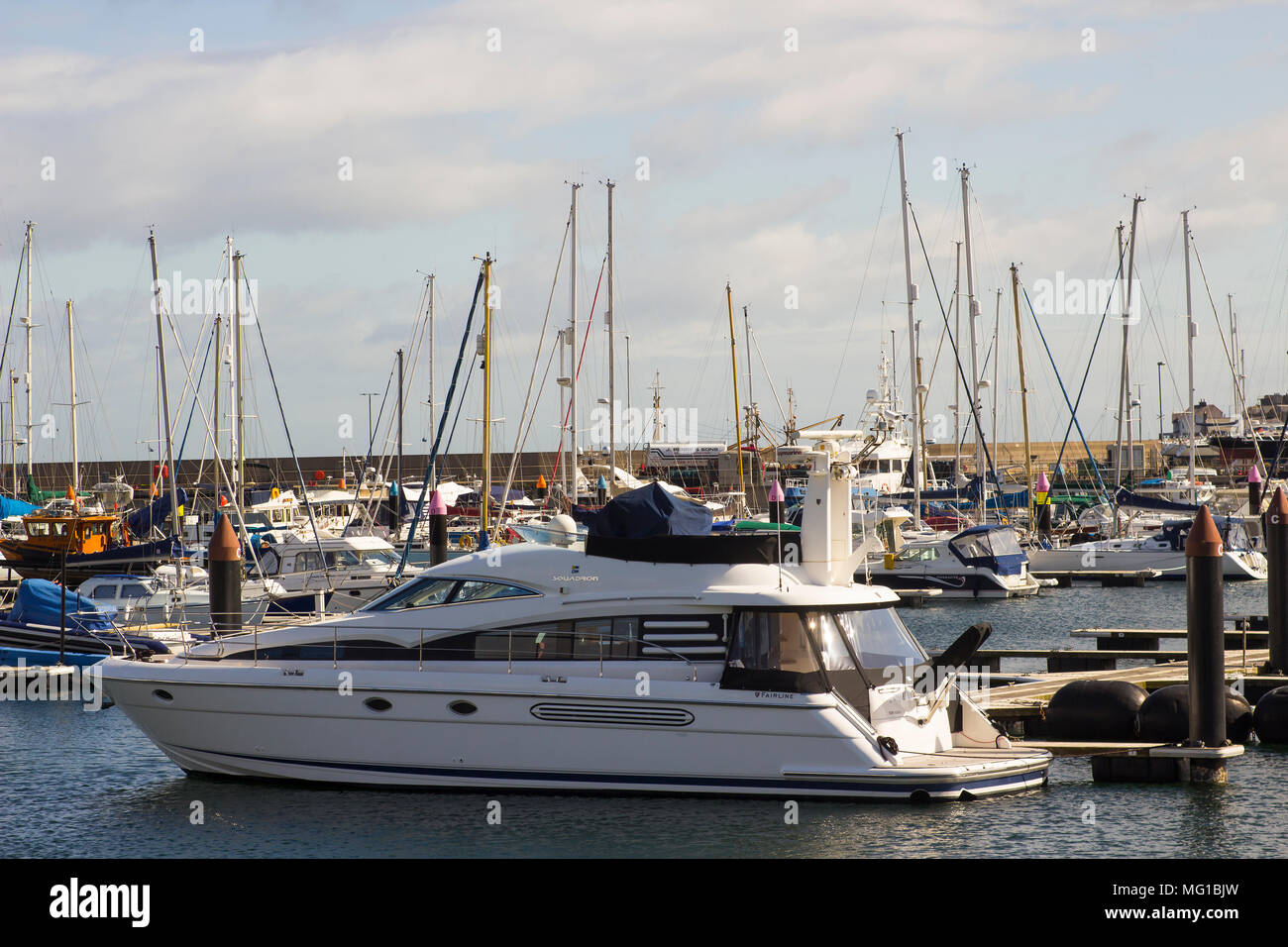 26 avril 2018 un luxe power cruiser amarré à la marina moderne à Bangor comté de Down en Irlande du Nord par un beau matin de printemps et calme Banque D'Images