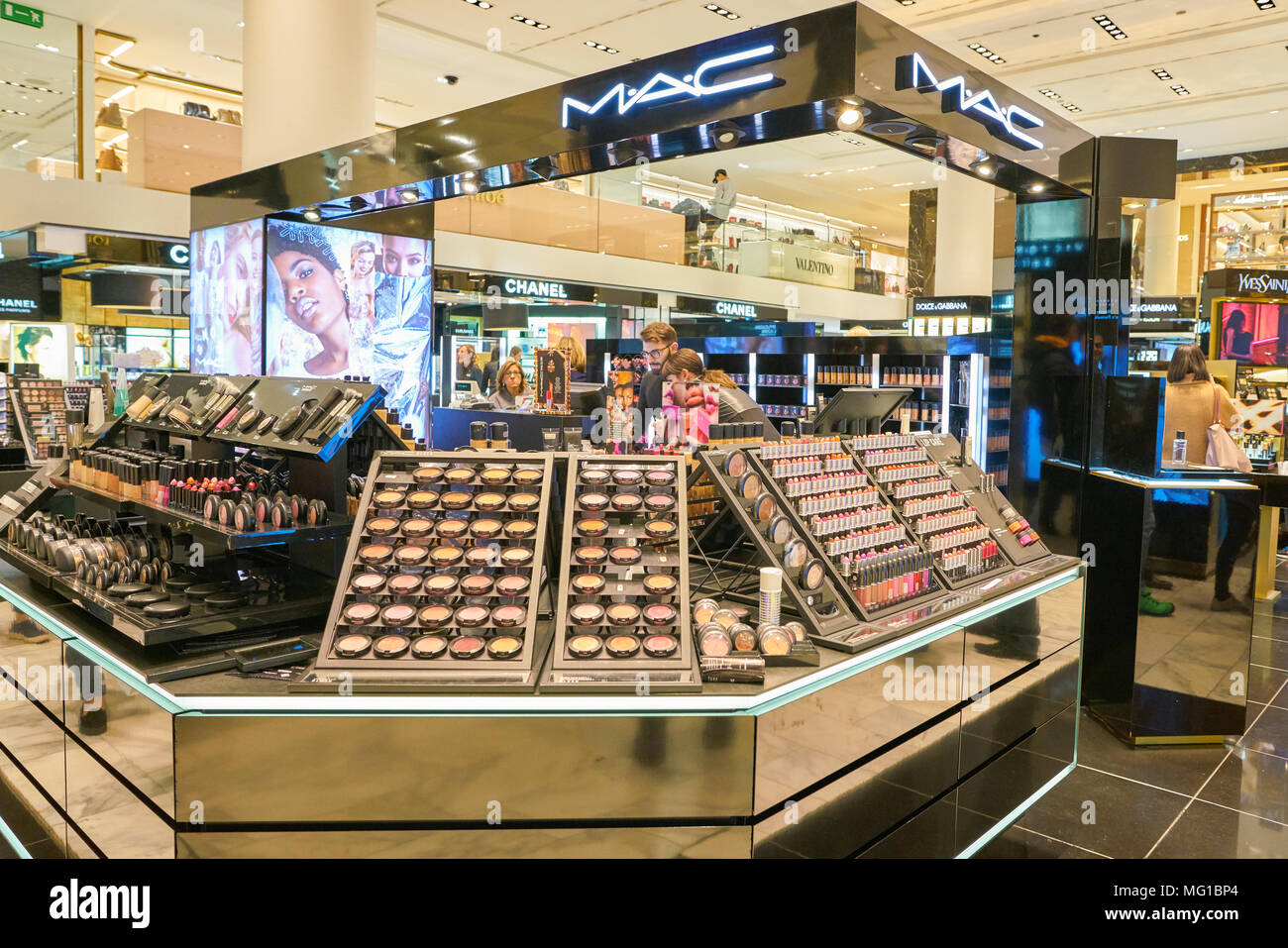 MILAN, ITALIE - circa 2017, novembre : produits cosmétiques sur l'affichage à l'Rinascente. Rinascente est une collection de magasins haut de gamme. Banque D'Images