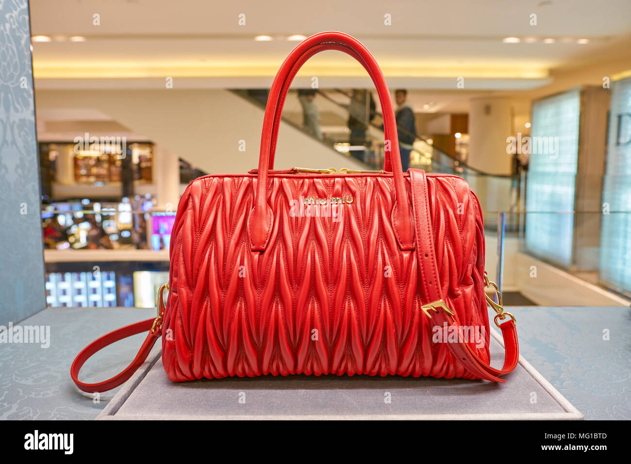MILAN, ITALIE - circa 2017, novembre : gros plan du sac Miu Miu sur l'affichage à l'Rinascente. Rinascente est une collection de magasins haut de gamme. Banque D'Images