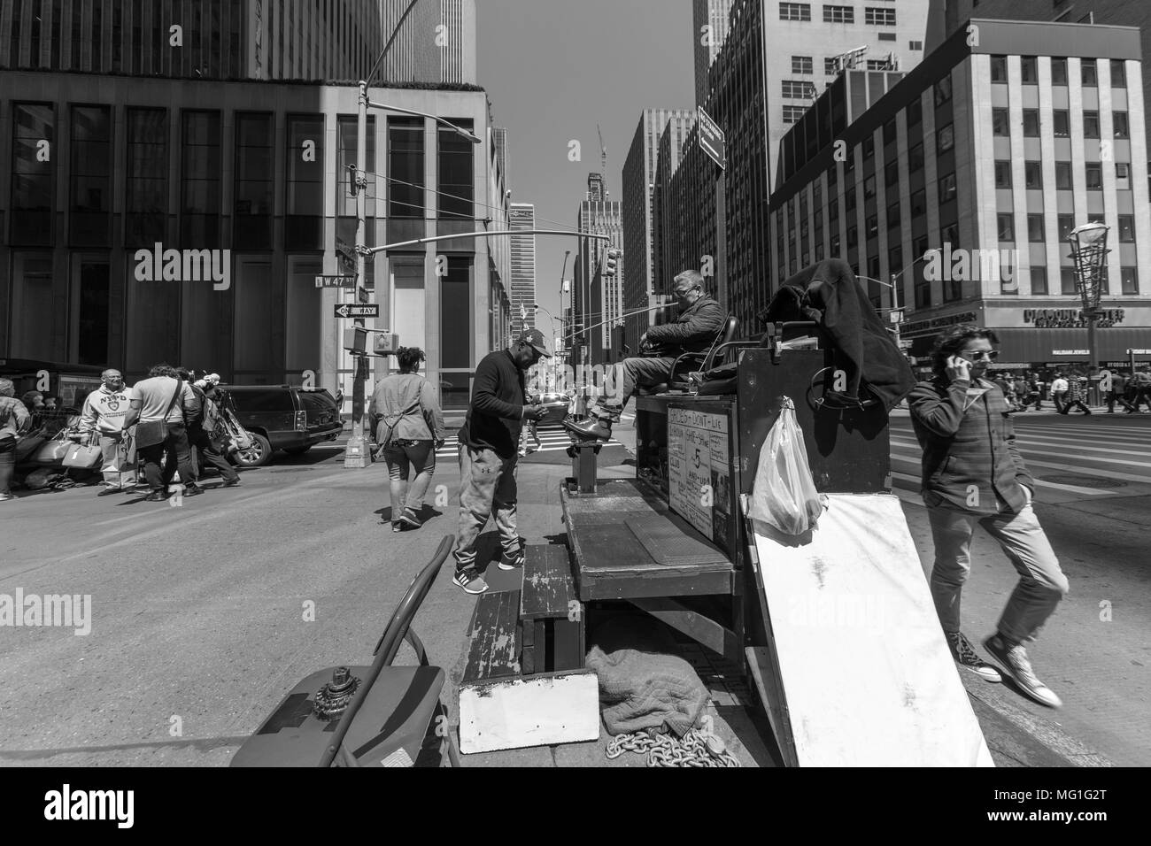 Guy cirer les chaussures Banque D'Images