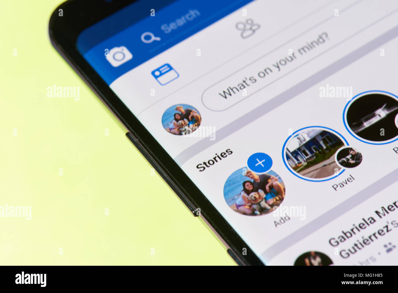 New York, USA - avril26, 2018 : Facebook stories menu sur l'écran du smartphone close-up Banque D'Images
