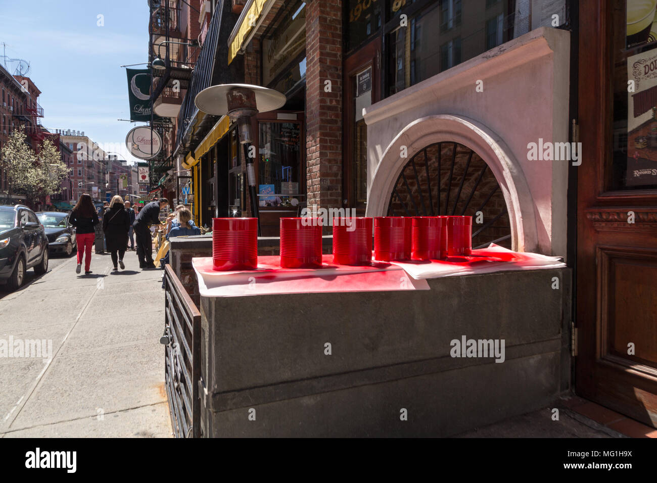 Peints en rouge sur les boîtes de trottoir Banque D'Images