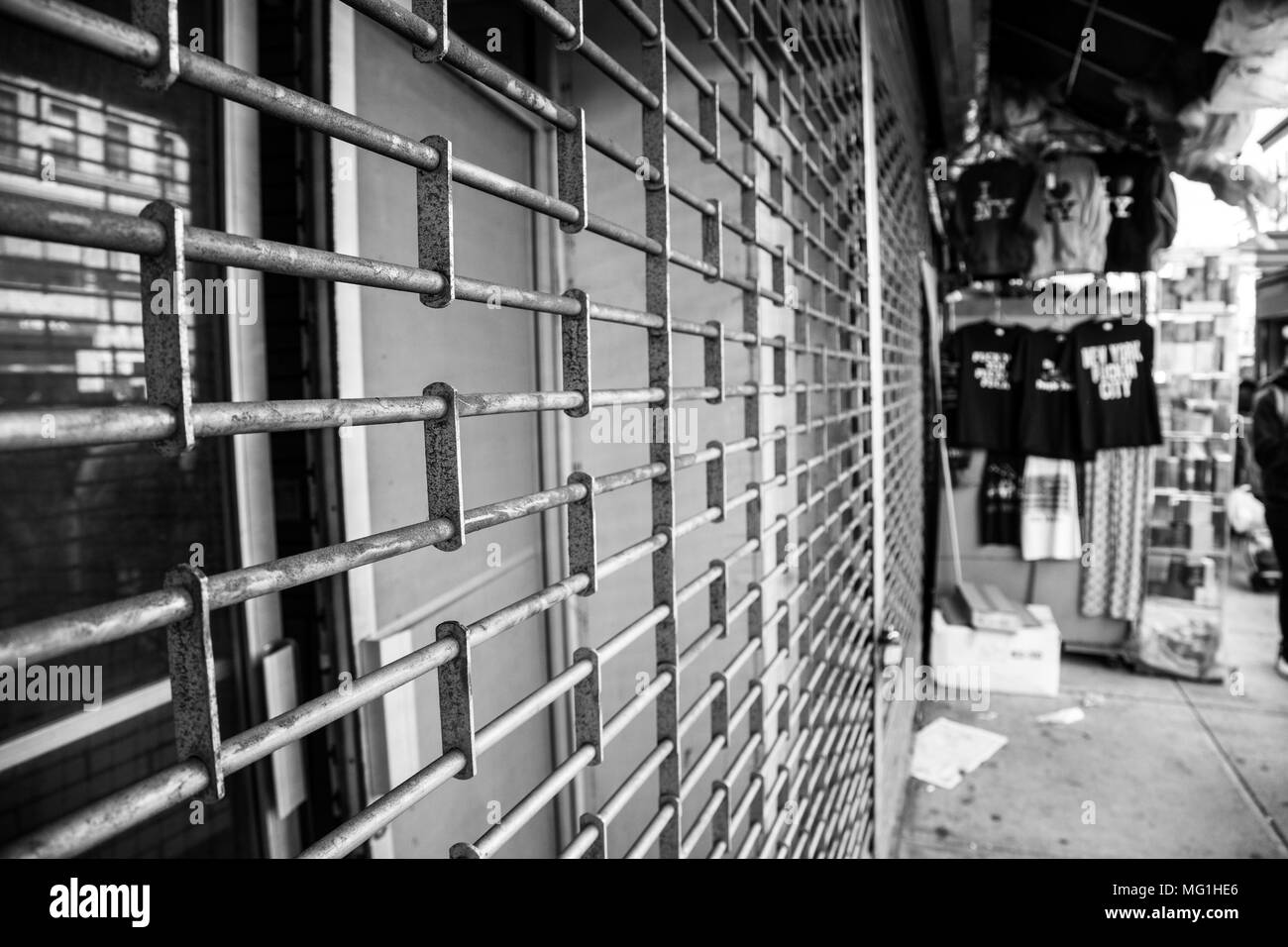 Sécurité porte roulant devant des passants Banque D'Images