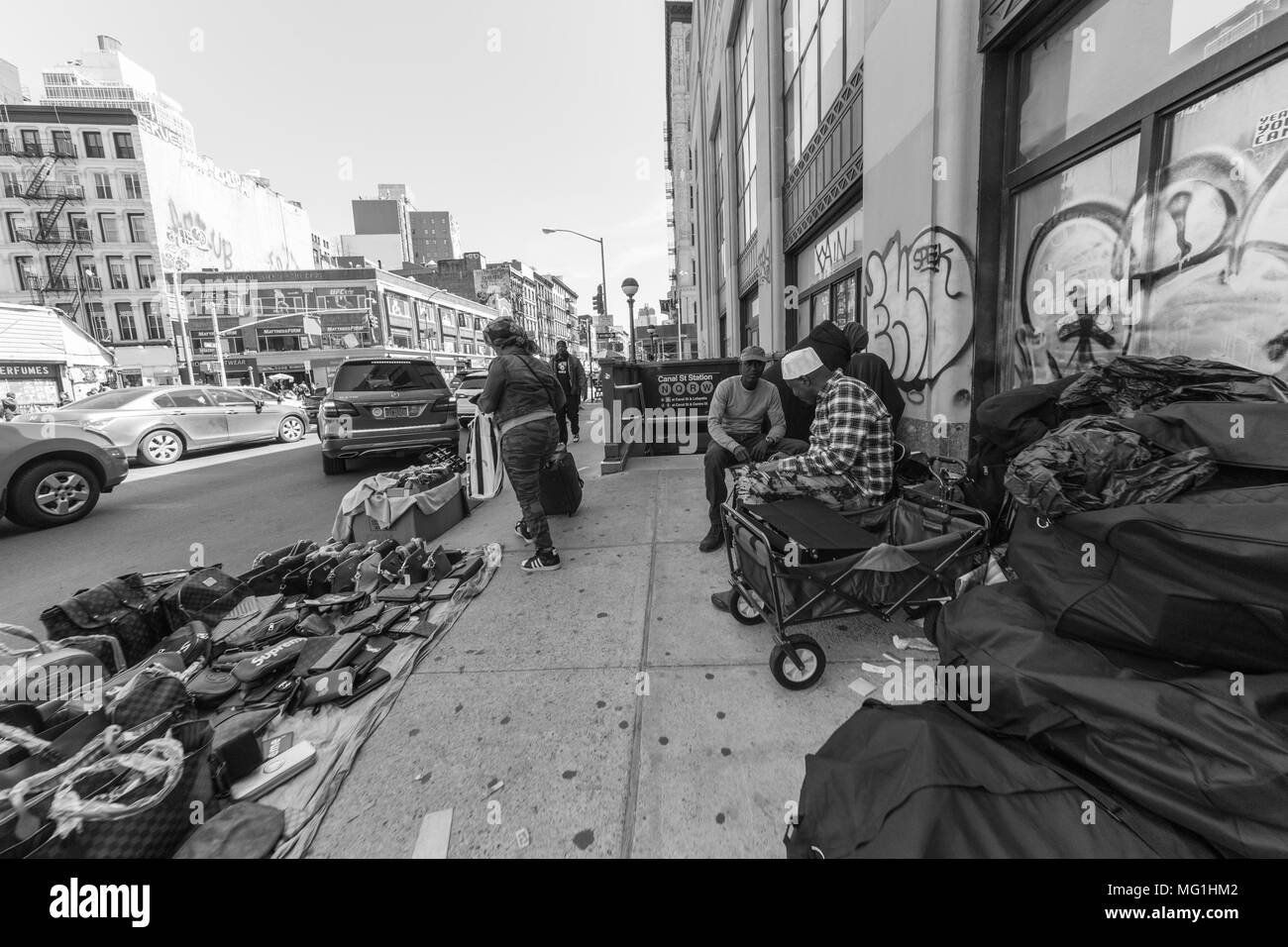 Street shot de gens qui vendent des sacs à main et les montres, NYC Manhattan Banque D'Images