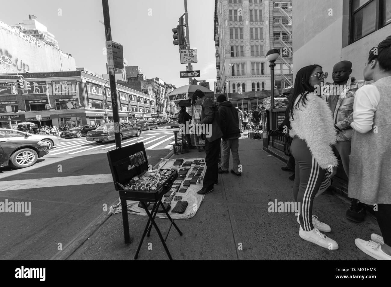 Street shot de gens qui vendent des sacs à main et les montres, NYC Manhattan Banque D'Images