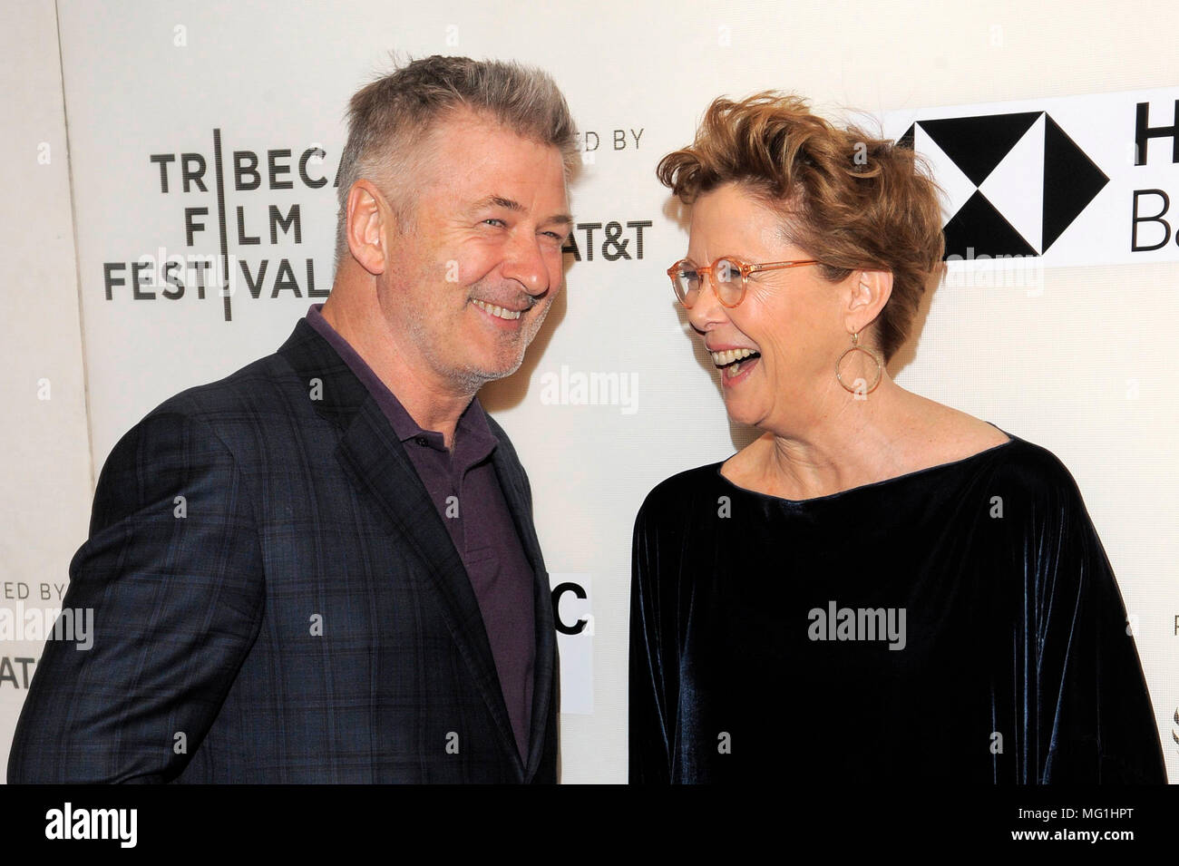 NEW YORK, NY - 21 avril : acteurs Alec Baldwin et Annette Bening assister à la première de "La Mouette" au cours de la 2018 Tribeca Film Festival au CCMB Tri Banque D'Images