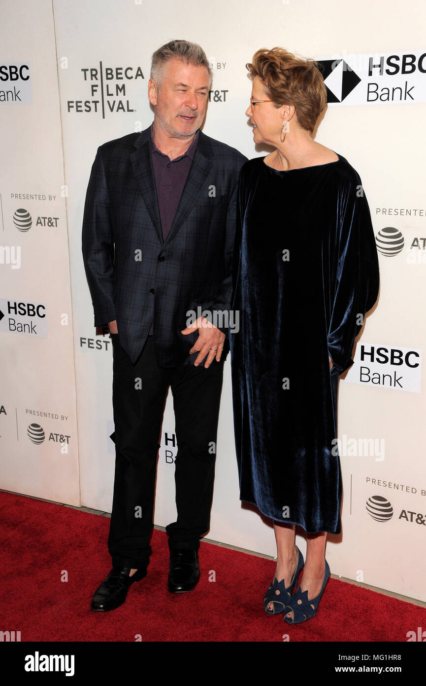 NEW YORK, NY - 21 avril : acteurs Alec Baldwin et Annette Bening assister à la première de "La Mouette" au cours de la 2018 Tribeca Film Festival au CCMB Tri Banque D'Images
