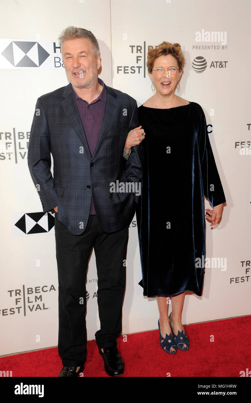 NEW YORK, NY - 21 avril : acteurs Alec Baldwin et Annette Bening assister à la première de "La Mouette" au cours de la 2018 Tribeca Film Festival au CCMB Tri Banque D'Images