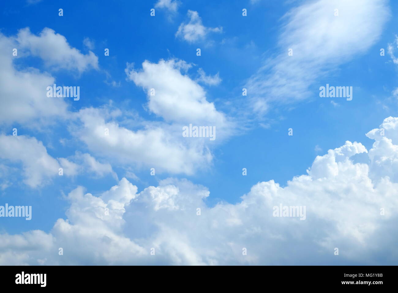 Beau Nuage Blanc Avec Fond De Ciel Bleu Photo Stock Alamy Beau Nuage Blanc Avec Fond De Ciel Bleu Photo Stock Alamy