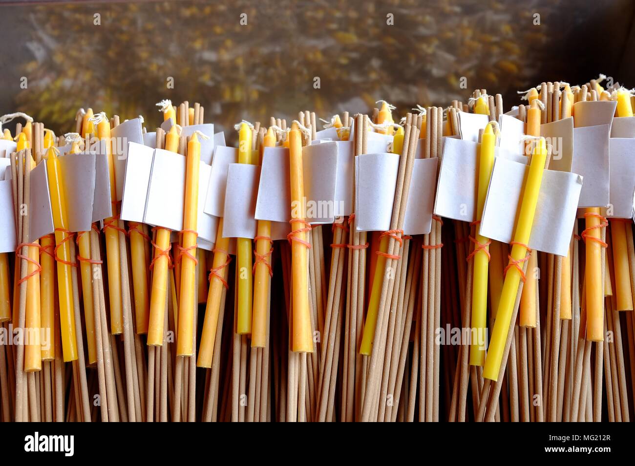 D'encens, des bougies et des feuilles d'or pour le culte de l'image de Bouddha. Banque D'Images