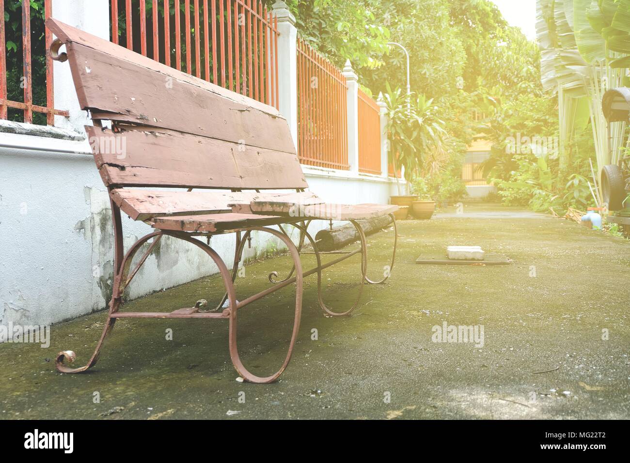 Banc de parc avec trouble en fuite de lumière. Banque D'Images