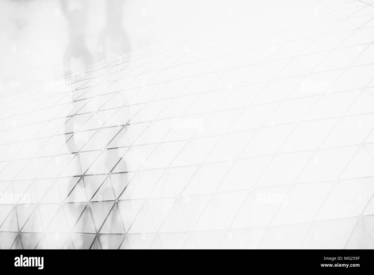 Double exposition de chaînes de métal et un bâtiment moderne de l'espace pour la texture. Utilisation appropriée pour Blockchain Concept. Banque D'Images